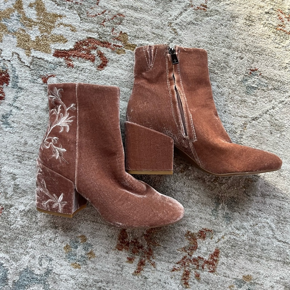 Kenneth Cole Renna Floral Embroidered Dusty Pink Velvet Boots Size 6.5 M